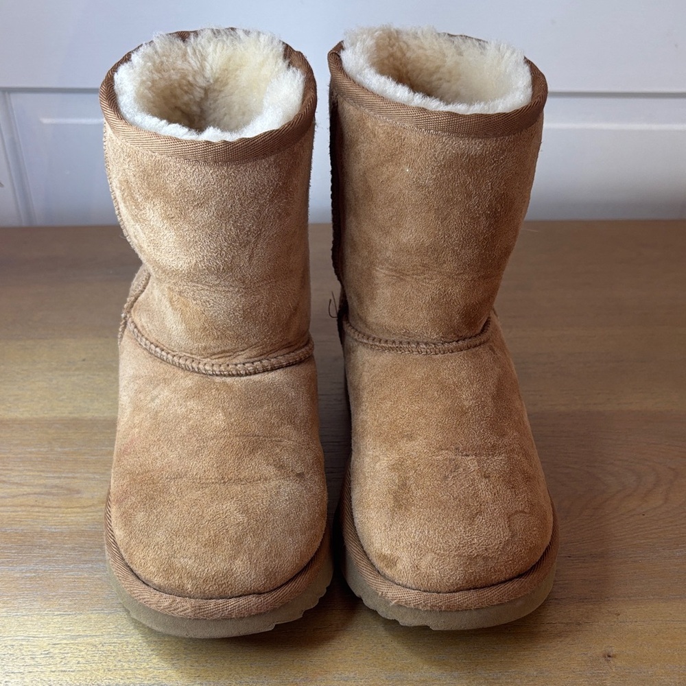 Kids UGG Classic Tan Boots with Cream Lining pre-owned